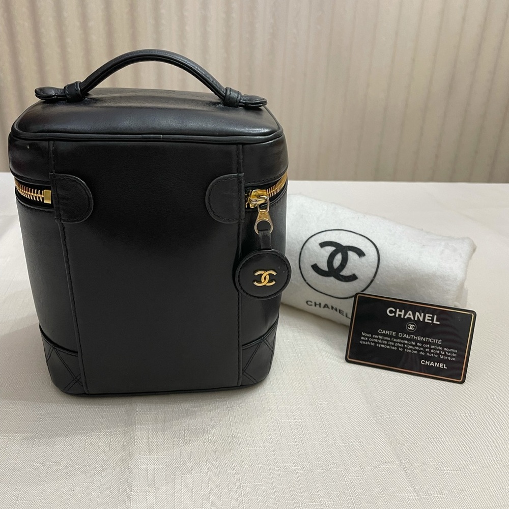 Chanel Bicolore /Matelasse Lambskin Cosmetic Vanity Hand Bag 💼